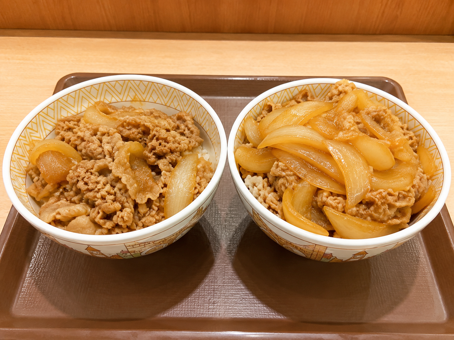 すきやのねぎだくとふつうの牛丼の写真